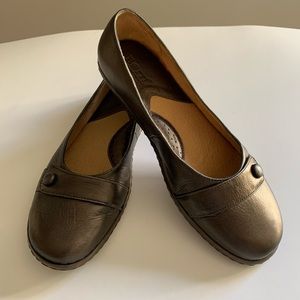 Born flats size 8 1/2 bronze color